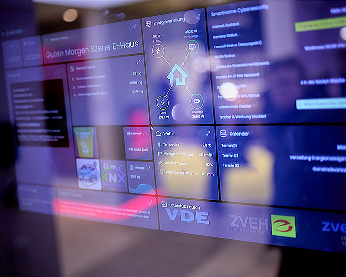 Messebesucher schauen auf ein Bedienelement für für ein Smart Energy Haus