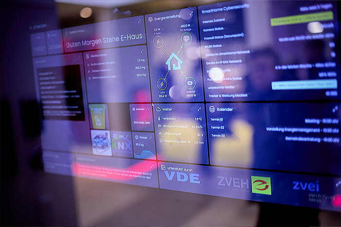 Messebesucher schauen auf ein Bedienelement für für ein Smart Energy Haus