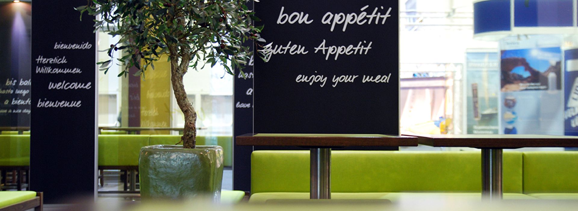 View of the seating area of ​​the Mercadillo restaurant at the Hamburg Messe