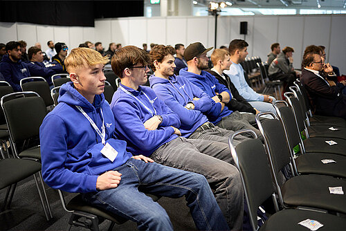 Teilnehmende hören einem der Seminare für Arbeitssicherheit zu