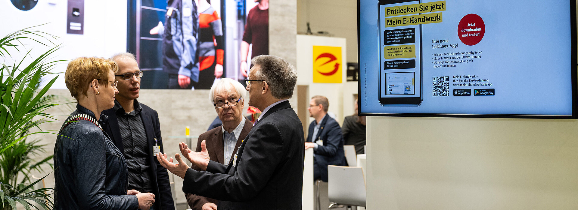 Fair visitors are talking at the association stand